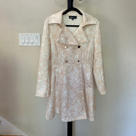 Fit Flare Wrinkle Resistant Cream or Light Beige Stretchy Coat - Picture 1 of 13